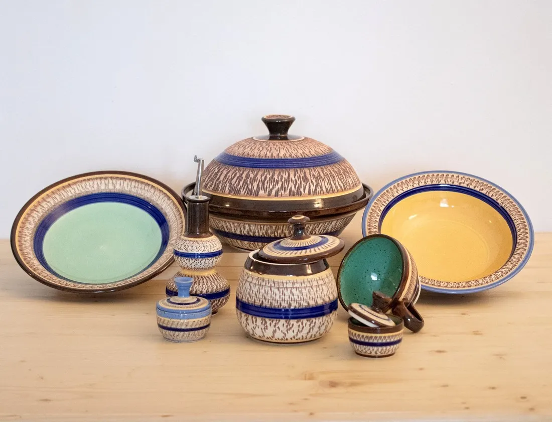 Plusieurs poteries sur une table